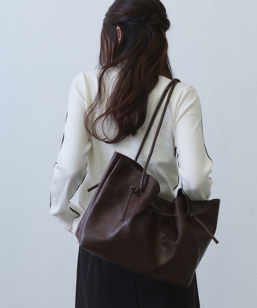 Clum(クルム)の「drawstring soft tote bag / ドロストデザインソフトトートバッグ(トートバッグ・レディース・ブラック/ブラウン・FREE)」の5枚目の写真