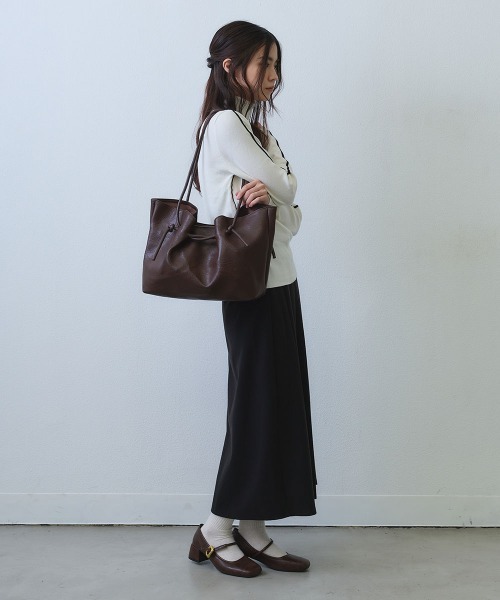 Clum(クルム)の「drawstring soft tote bag / ドロストデザインソフトトートバッグ(トートバッグ・レディース・ブラック/ブラウン・FREE)」の6枚目の写真