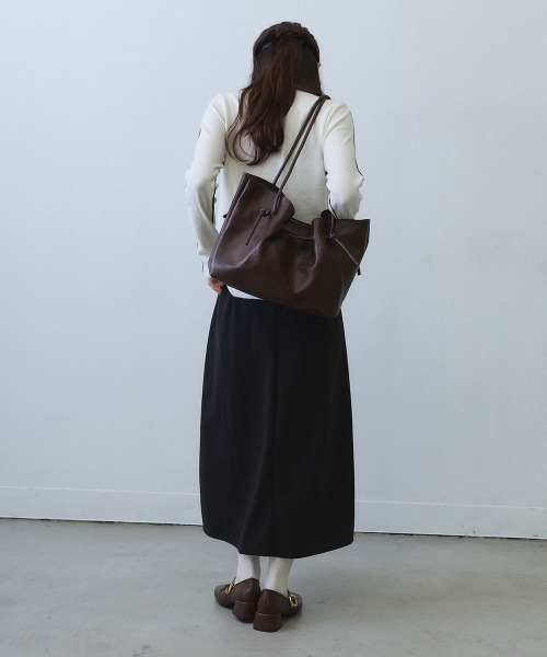Clum(クルム)の「drawstring soft tote bag / ドロストデザインソフトトートバッグ(トートバッグ・レディース・ブラック/ブラウン・FREE)」の7枚目の写真