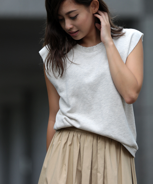 Denime(ドゥニーム)の「カットオフノースリーブスウェット(スウェット・レディース・グレー/オートミール・FREE)」の1枚目の写真