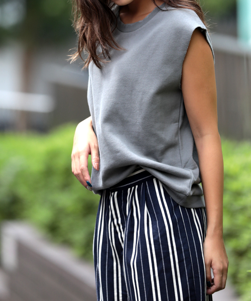 Denime(ドゥニーム)の「カットオフノースリーブスウェット(スウェット・レディース・グレー/オートミール・FREE)」の2枚目の写真