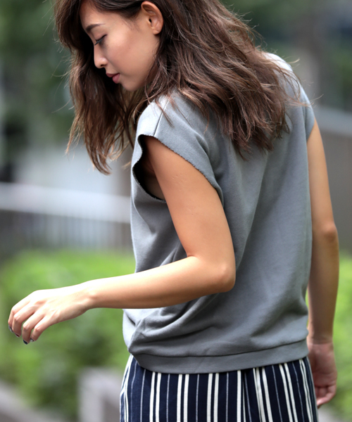 Denime(ドゥニーム)の「カットオフノースリーブスウェット(スウェット・レディース・グレー/オートミール・FREE)」の11枚目の写真