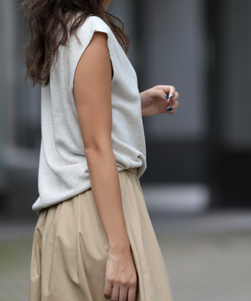 Denime(ドゥニーム)の「カットオフノースリーブスウェット(スウェット・レディース・グレー/オートミール・FREE)」の9枚目の写真