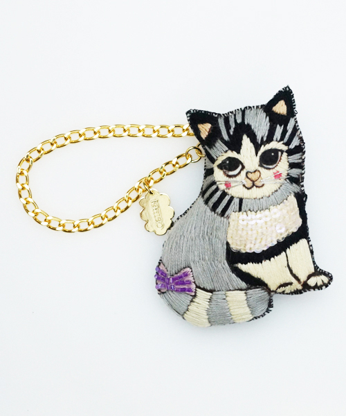 Tamao タマオ の 刺繍チャームブローチ3 長靴を履いた猫 灰色猫 不思議の国のアリス ラッパを吹くウサギ チャーム Wear
