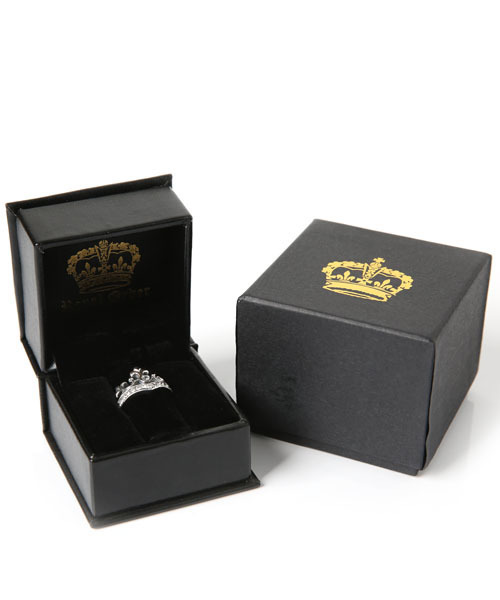 ROYAL ORDER(ロイヤルオーダー)の「QUEEN TIARA RING w/ 1 CENTER CZ & PAVÉ CZ BAND(リング・メンズ・シルバー・14号 US-7/10号 US-5/13号 US-6h/18号 US-9/16号 US-8/15号 US-7h/12号 US-6)」の2枚目の写真