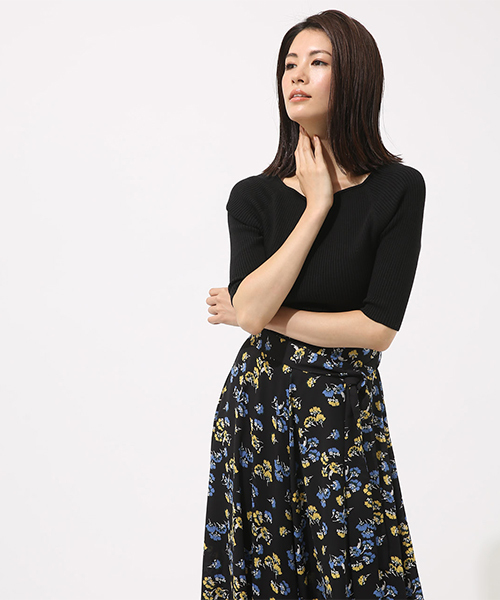 ---Azul by MOUSSY--- 肩あきニット ベージュ （美品） AZUL BY MOUSSY | ランダムリブハイネックニットトップス