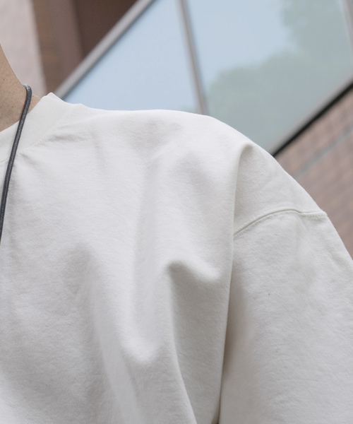 MAISON SPECIAL（メゾンスペシャル）の「“汚れを弾く” テックファブリックオーバーサイズクルーネックカットソー 【MAISON SPECIAL/メゾンスペシャル】（Tシャツ/カットソー・メンズ・ブラック/オフホワイト/サックスブルー/キャメル・44/46/48）」の5枚目の写真