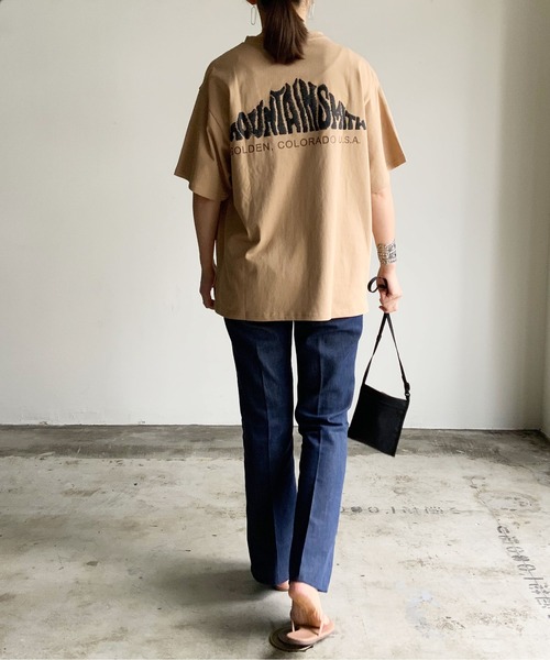 MOUNTAIN SMITH（マウンテンスミス）の「ST:MOUTAIN SMITH ロゴ発泡プリント TEE S/S : マウンテンスミス 半袖Tシャツ（Tシャツ/カットソー・レディース・ホワイト/ブラック/ベージュ/ネイビー・S/M/L）」の3枚目の写真