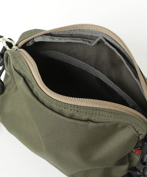CHUMS(チャムス)の「【CHUMS】Recycle Shoulder Pouch(ショルダーバッグ・メンズ・ブラック/カーキ/サックスブルー/その他/サンドベージュ/ブラック×ホワイト/ベージュ系その他・FREE)」の16枚目の写真