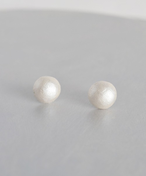 tone(トーン)の「【PAPER ART WORKS】cabochon pearl mini(ピアス(両耳用)・レディース・ホワイト・FREE)」の4枚目の写真