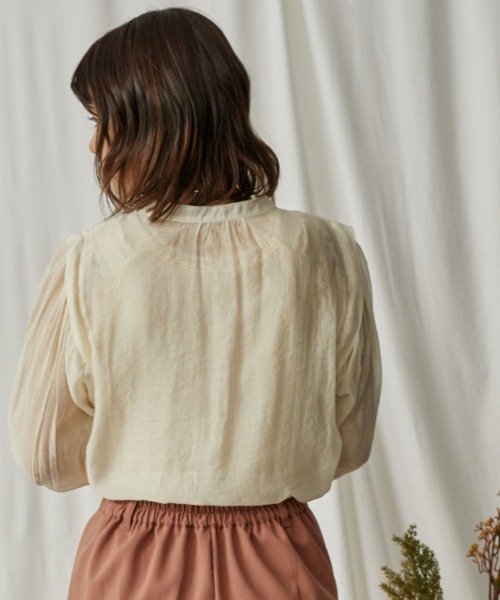 Amourire（アムリール）の「ショルダータックギャザーブラウス（シャツ/ブラウス・レディース・グレー/サックスブルー/アイボリー・M）」の4枚目の写真