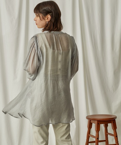 Amourire（アムリール）の「ショルダータックギャザーブラウス（シャツ/ブラウス・レディース・グレー/サックスブルー/アイボリー・M）」の16枚目の写真