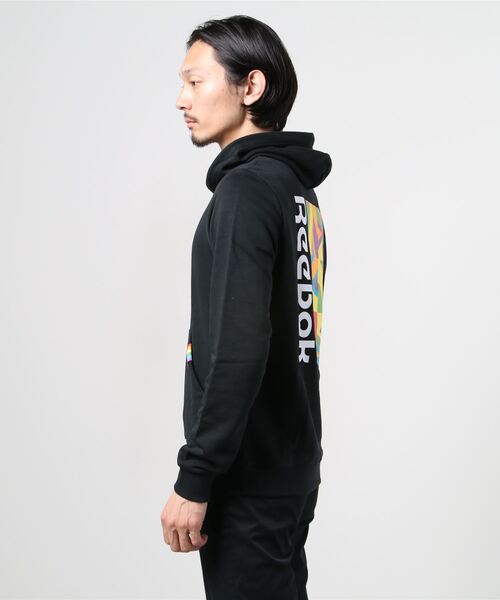 Reebok(リーボック)の「テックスタイル プライド グラフィック スェットシャツ / Tech Style Pride Graphic Sweatshirt(パーカー・メンズ・ブラック・XX-LARGE/LARGE/X-SMALL/MEDIUM/X-LARGE/SMALL)」の2枚目の写真