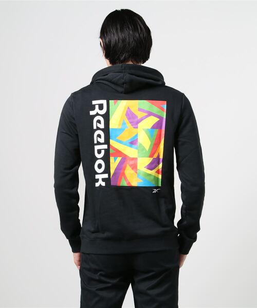 Reebok(リーボック)の「テックスタイル プライド グラフィック スェットシャツ / Tech Style Pride Graphic Sweatshirt(パーカー・メンズ・ブラック・XX-LARGE/LARGE/X-SMALL/MEDIUM/X-LARGE/SMALL)」の3枚目の写真