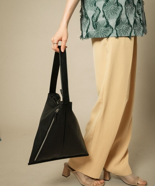 KBF（ケイビーエフ）の「変形ショルダーBAG（ショルダーバッグ・レディース・ブラック/アイボリー/ベージュ・ONE）」の4枚目の写真