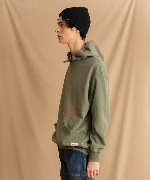 Levi's（リーバイス）の「Levi's(R) RED HOODED SWEATSHIRT DUSTY OLIVE（パーカー・メンズ・グリーン・L/XL/S/M）」の2枚目の写真