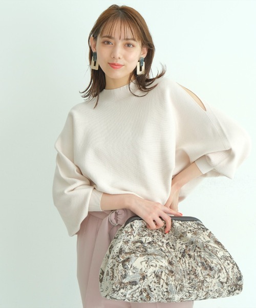 Mystrada(マイストラーダ)の「ショルダースリットドルマンニット(ニット/セーター・レディース・ブラック/オフホワイト/グリーン/モカ/ライトパープル/パープル/ピンク/グレー・38)」の2枚目の写真