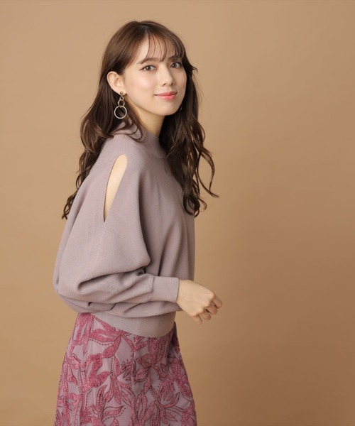 Mystrada(マイストラーダ)の「ショルダースリットドルマンニット(ニット/セーター・レディース・ブラック/オフホワイト/グリーン/モカ/ライトパープル/パープル/ピンク/グレー・38)」の8枚目の写真