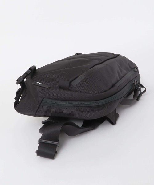 Aer（エアー）の「Aer　TRAVEL SLING 2（ショルダーバッグ・メンズ・ブラック・-）」の8枚目の写真