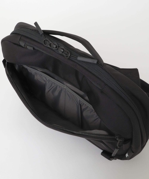 Aer（エアー）の「Aer　TRAVEL SLING 2（ショルダーバッグ・メンズ・ブラック・-）」の11枚目の写真