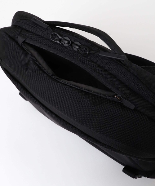 Aer（エアー）の「Aer　TRAVEL SLING 2（ショルダーバッグ・メンズ・ブラック・-）」の7枚目の写真