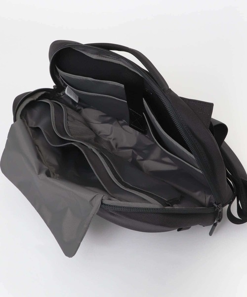 Aer（エアー）の「Aer　TRAVEL SLING 2（ショルダーバッグ・メンズ・ブラック・-）」の9枚目の写真