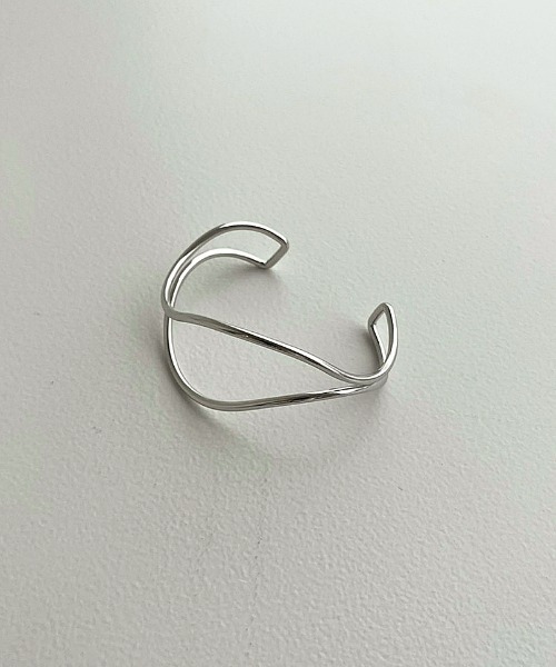 apres jour mignon(アプレジュールミニョン)の「【apresjour mignon×ARIAZ】ウェーブバングル(バングル/リストバンド・レディース・シルバー・ONESIZE)」の2枚目の写真