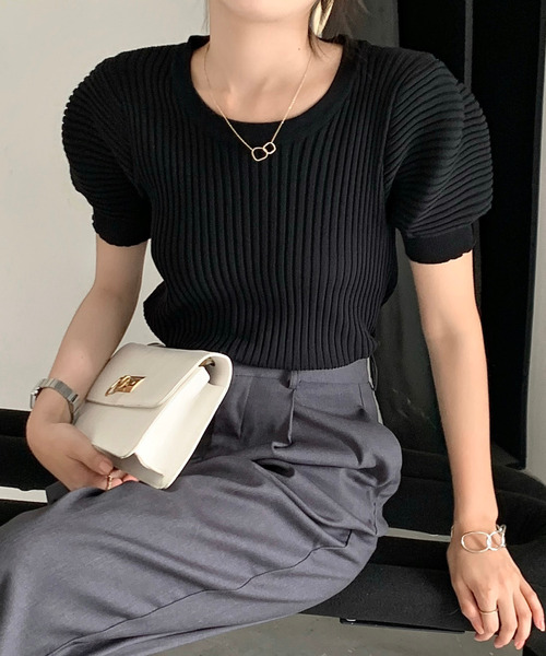 emi+（エミプラス）の「パワーショルダーリブカットソー（Tシャツ/カットソー・レディース・ベージュ/パープル/ブルー/ブラック・M/S/L）」の2枚目の写真