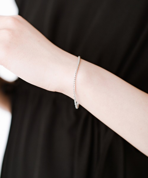 haco!（ハコ）の「カジュアルコーデにも似合って手首を華奢に見せてくれる　重ね付けにもちょうどいいロープ風チェーンブレスレットby who made me（ブレスレット・レディース・シルバー・ONE SIZE）」の4枚目の写真