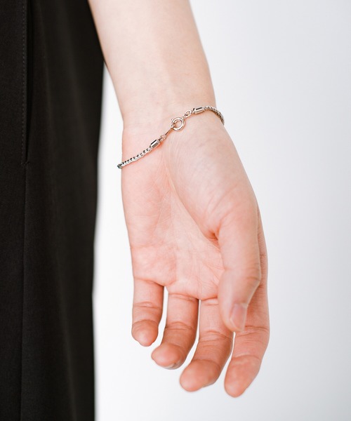 haco!（ハコ）の「カジュアルコーデにも似合って手首を華奢に見せてくれる　重ね付けにもちょうどいいロープ風チェーンブレスレットby who made me（ブレスレット・レディース・シルバー・ONE SIZE）」の7枚目の写真