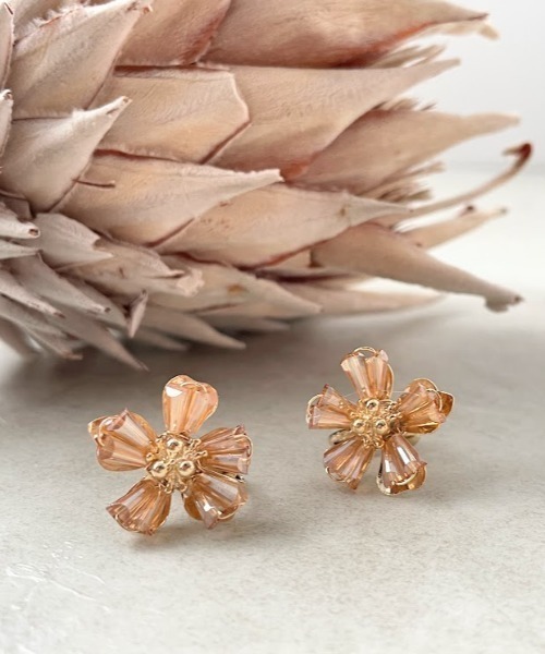 Three Four Time（ｽﾘｰﾌｫｰﾀｲﾑ）の「ガラスフラワーイヤリング（イヤリング・レディース・ベージュ/パープル/クリア・FREE）」の2枚目の写真