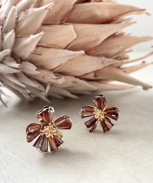 Three Four Time（ｽﾘｰﾌｫｰﾀｲﾑ）の「ガラスフラワーイヤリング（イヤリング・レディース・ベージュ/パープル/クリア・FREE）」の3枚目の写真