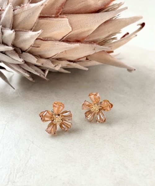 Three Four Time（ｽﾘｰﾌｫｰﾀｲﾑ）の「ガラスフラワーイヤリング（イヤリング・レディース・ベージュ/パープル/クリア・FREE）」の6枚目の写真