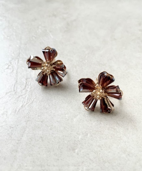 Three Four Time（ｽﾘｰﾌｫｰﾀｲﾑ）の「ガラスフラワーイヤリング（イヤリング・レディース・ベージュ/パープル/クリア・FREE）」の4枚目の写真