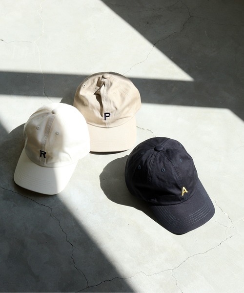 PAR ICI(パーリッシィ)の「【WEB別注】アルファベット刺繍キャップ(キャップ・レディース・ホワイト/ベージュ/ネイビー・FREE)」の1枚目の写真