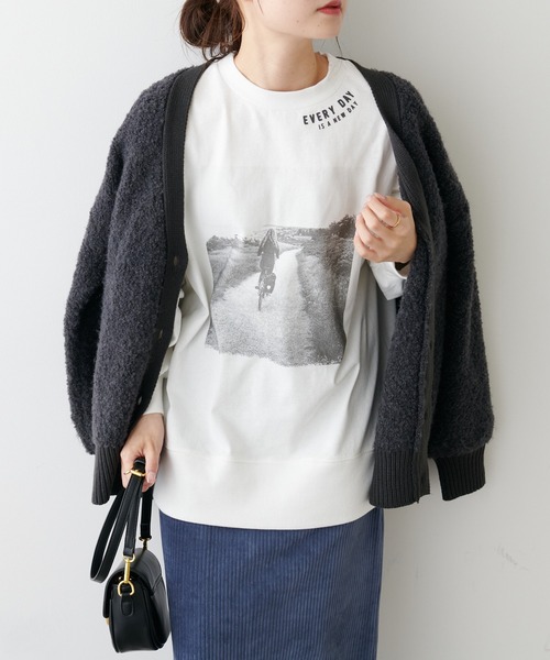 PUAL CE CIN（ピュアルセシン）の「フォトプリント×フロッキーロングスリーブ（Tシャツ/カットソー・レディース・ベージュ/オフホワイト・FREE）」の2枚目の写真