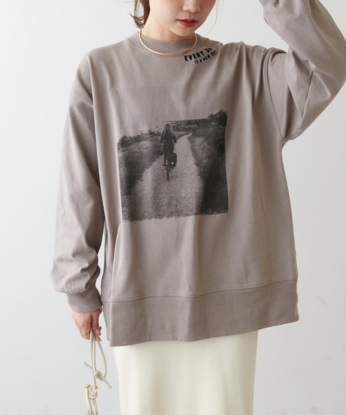 PUAL CE CIN（ピュアルセシン）の「フォトプリント×フロッキーロングスリーブ（Tシャツ/カットソー・レディース・ベージュ/オフホワイト・FREE）」の6枚目の写真