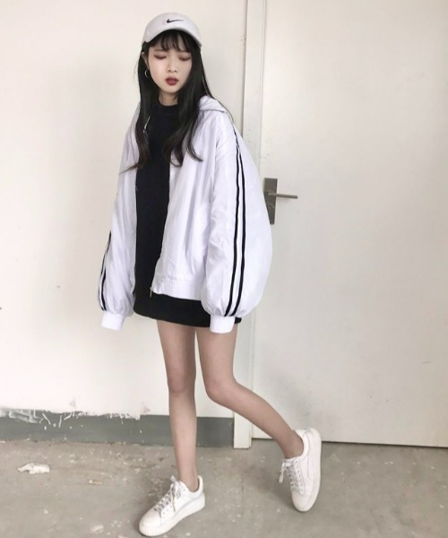 Loueme(ルエム)の「【23S/S 春夏新作】サイドラインオーバーサイズブルゾン(ナイロンジャケット・レディース・ブラック/ピンク/ホワイト・FREE)」の4枚目の写真