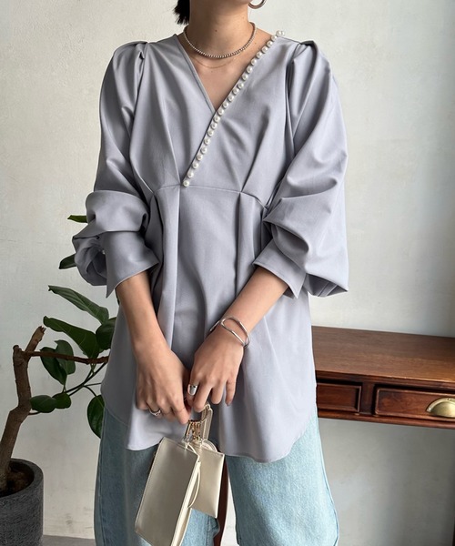 DouDou(ドゥドゥ)の「【WEB限定】パールデザイン2WAYブラウス(Tシャツ/カットソー・レディース・グレー/オフホワイト/ブラック・FREE)」の3枚目の写真