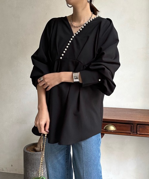 DouDou(ドゥドゥ)の「【WEB限定】パールデザイン2WAYブラウス(Tシャツ/カットソー・レディース・グレー/オフホワイト/ブラック・FREE)」の2枚目の写真