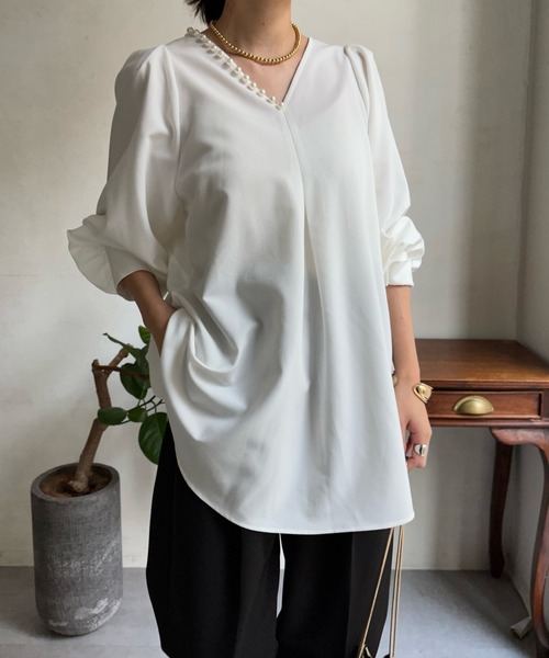 DouDou(ドゥドゥ)の「【WEB限定】パールデザイン2WAYブラウス(Tシャツ/カットソー・レディース・グレー/オフホワイト/ブラック・FREE)」の4枚目の写真