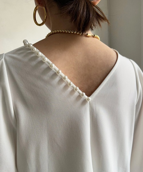 DouDou(ドゥドゥ)の「【WEB限定】パールデザイン2WAYブラウス(Tシャツ/カットソー・レディース・グレー/オフホワイト/ブラック・FREE)」の9枚目の写真