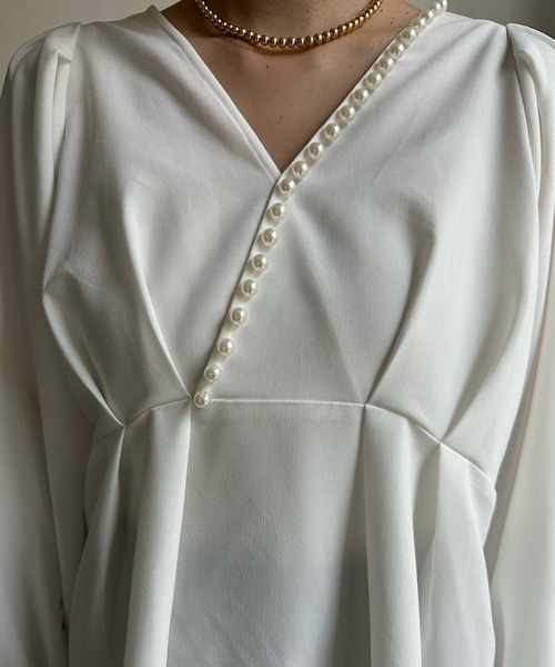 DouDou(ドゥドゥ)の「【WEB限定】パールデザイン2WAYブラウス(Tシャツ/カットソー・レディース・グレー/オフホワイト/ブラック・FREE)」の5枚目の写真