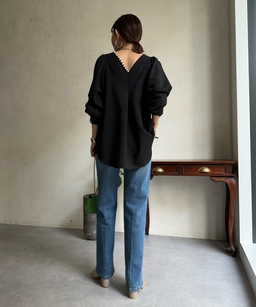 DouDou(ドゥドゥ)の「【WEB限定】パールデザイン2WAYブラウス(Tシャツ/カットソー・レディース・グレー/オフホワイト/ブラック・FREE)」の10枚目の写真