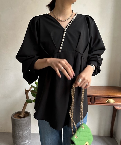 DouDou(ドゥドゥ)の「【WEB限定】パールデザイン2WAYブラウス(Tシャツ/カットソー・レディース・グレー/オフホワイト/ブラック・FREE)」の6枚目の写真