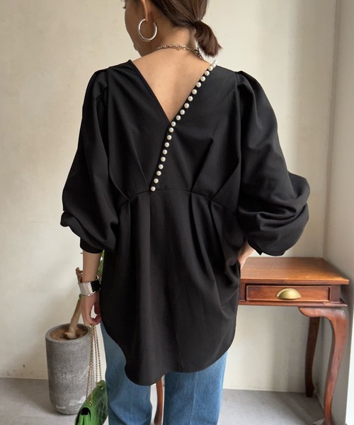 DouDou(ドゥドゥ)の「【WEB限定】パールデザイン2WAYブラウス(Tシャツ/カットソー・レディース・グレー/オフホワイト/ブラック・FREE)」の19枚目の写真