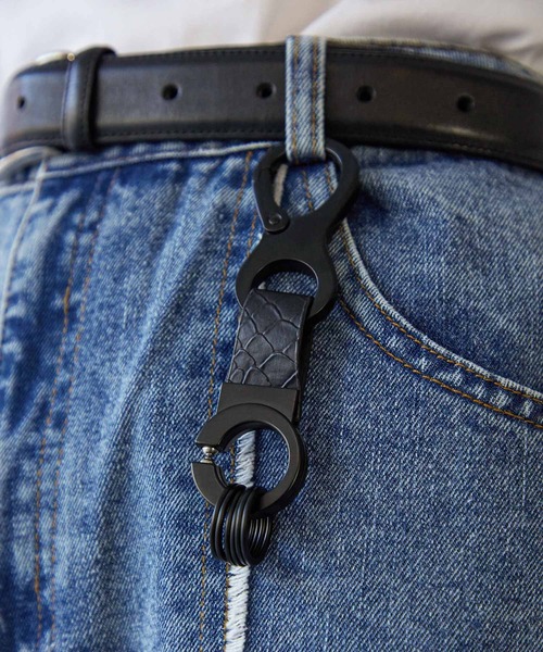 NILWAY（ニルウェイ）の「パイソン柄PUレザーカラビナキーホルダー（キーホルダー・メンズ・ブラック/シルバー/チャコール・FREE）」の4枚目の写真