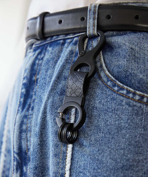 NILWAY（ニルウェイ）の「パイソン柄PUレザーカラビナキーホルダー（キーホルダー・メンズ・ブラック/シルバー/チャコール・FREE）」の5枚目の写真