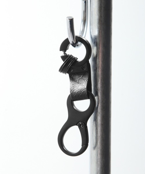 NILWAY（ニルウェイ）の「パイソン柄PUレザーカラビナキーホルダー（キーホルダー・メンズ・ブラック/シルバー/チャコール・FREE）」の12枚目の写真