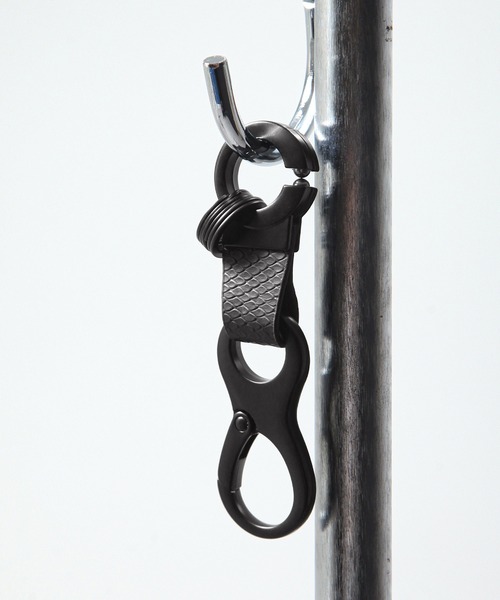 NILWAY（ニルウェイ）の「パイソン柄PUレザーカラビナキーホルダー（キーホルダー・メンズ・ブラック/シルバー/チャコール・FREE）」の13枚目の写真